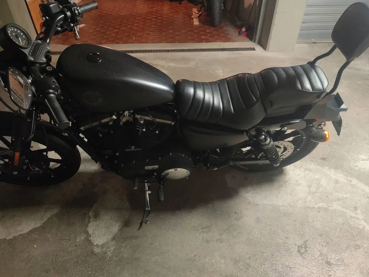 Harley-Davidson 883 Iron (2017 - 20) - XL 883N (7)