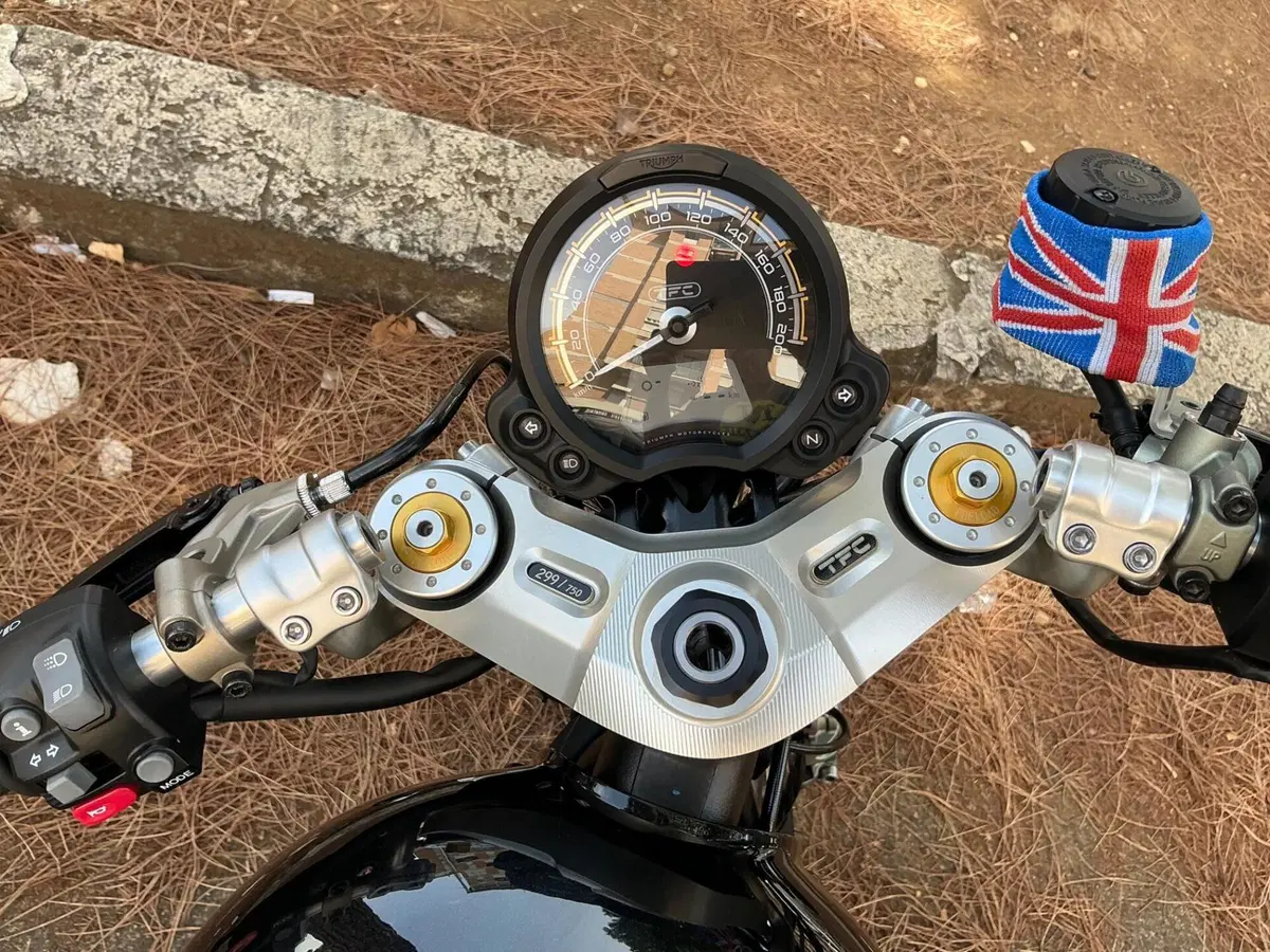Triumph Bonneville Bobber TFC (2025) (3)