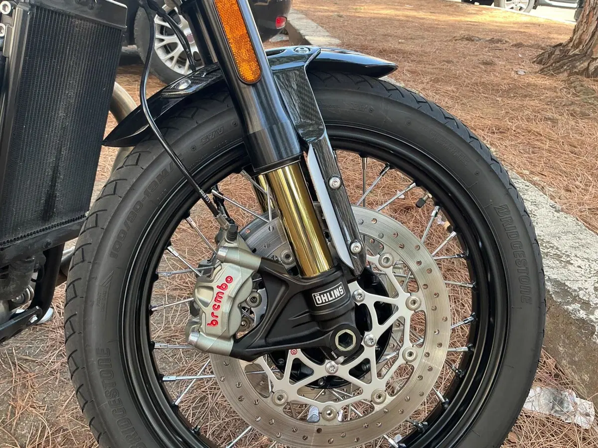 Triumph Bonneville Bobber TFC (2025) (4)