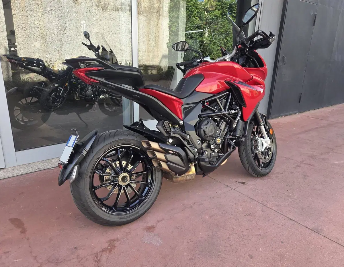 MV Agusta Turismo Veloce 800 R (2023 - 26) (3)