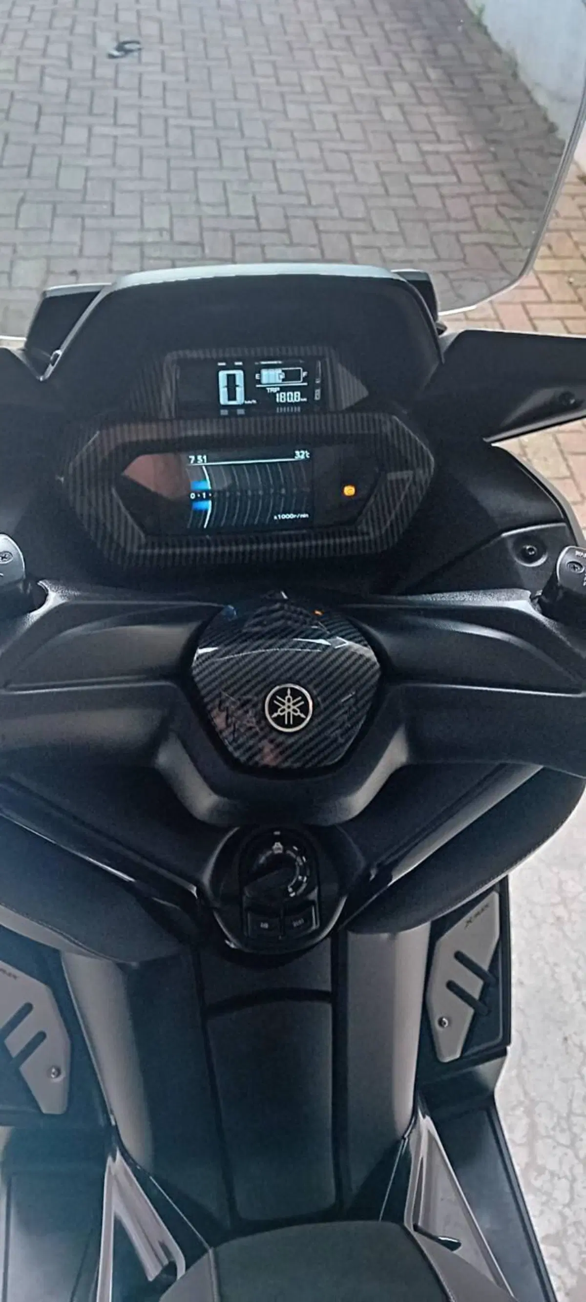 Yamaha X-Max 300 Tech Max (2025 - 26) (3)