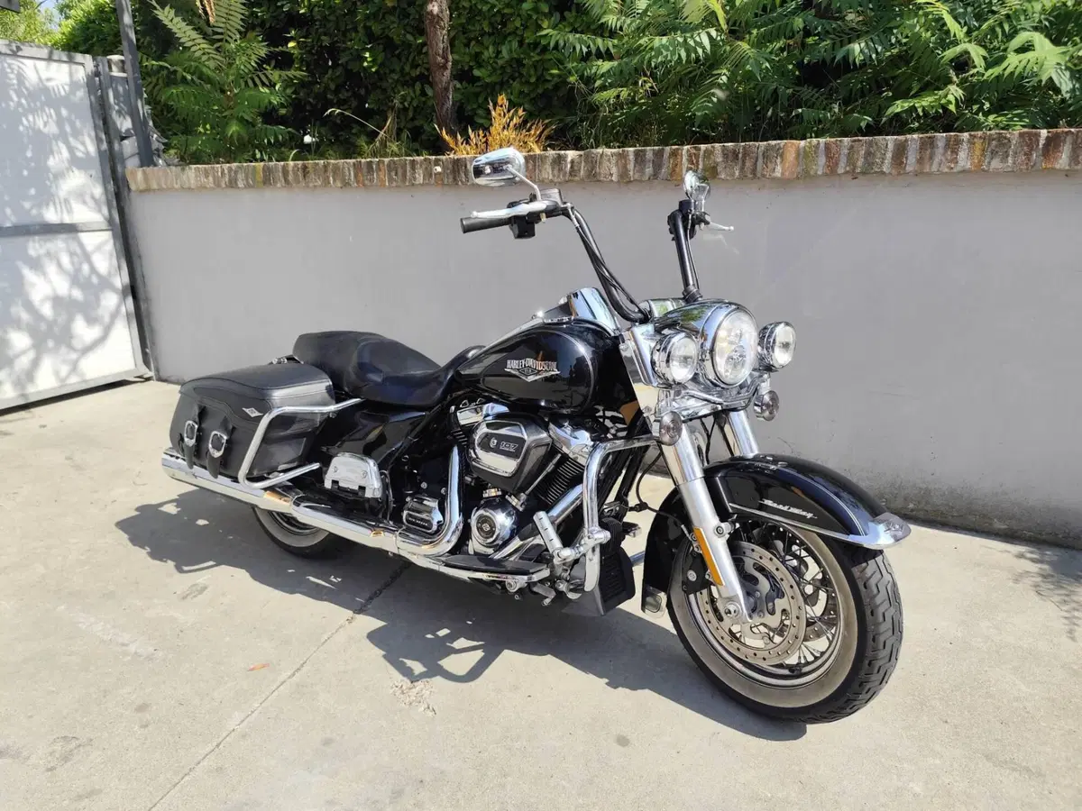 Harley-Davidson 107 Road King Classic (2017 - 18) - FLHRC (2)