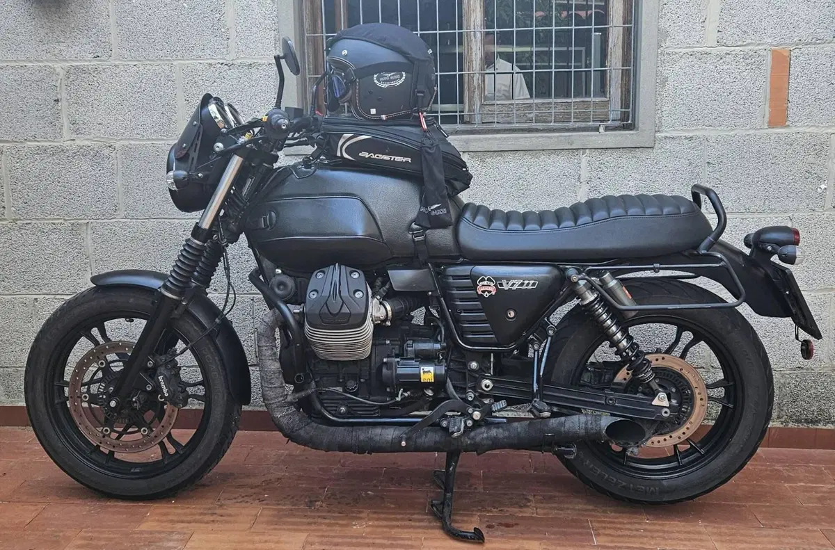 Moto Guzzi V7 II Stone (2015 - 17) (2)