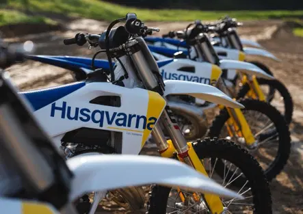 125 vs. 250 vs. 300 vs. 450! Tutte contro tutte, quale è la migliore per fare motocross? [VIDEO]