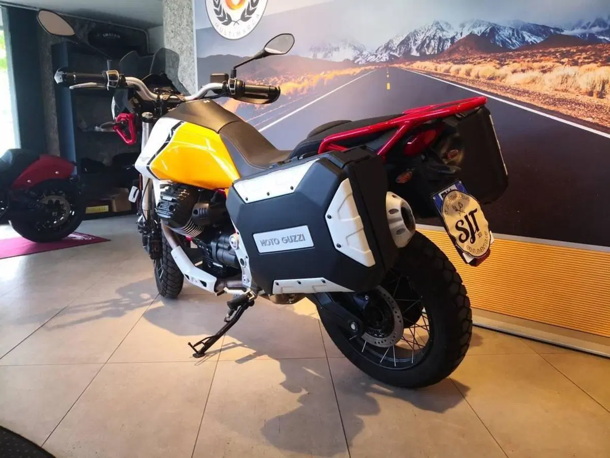 Moto Guzzi V85 TT Evocative Graphics (2021 - 23) (8)