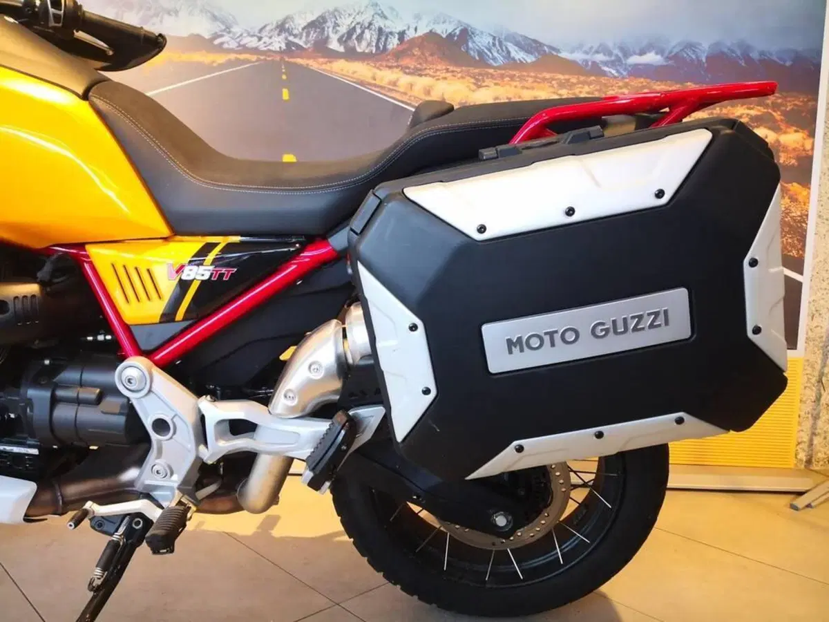 Moto Guzzi V85 TT Evocative Graphics (2021 - 23) (9)
