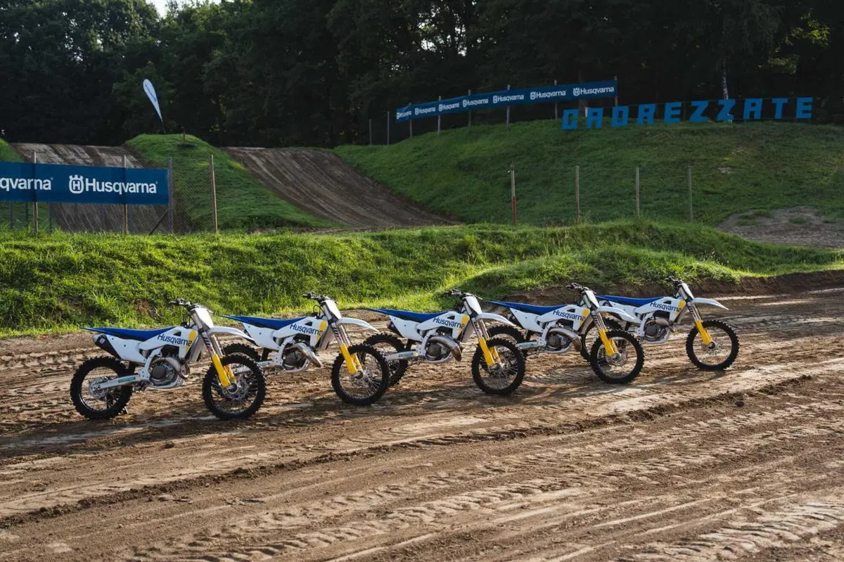 125 vs. 250 vs. 300 vs. 450! Tutte contro tutte, quale è la migliore per fare motocross? [VIDEO]