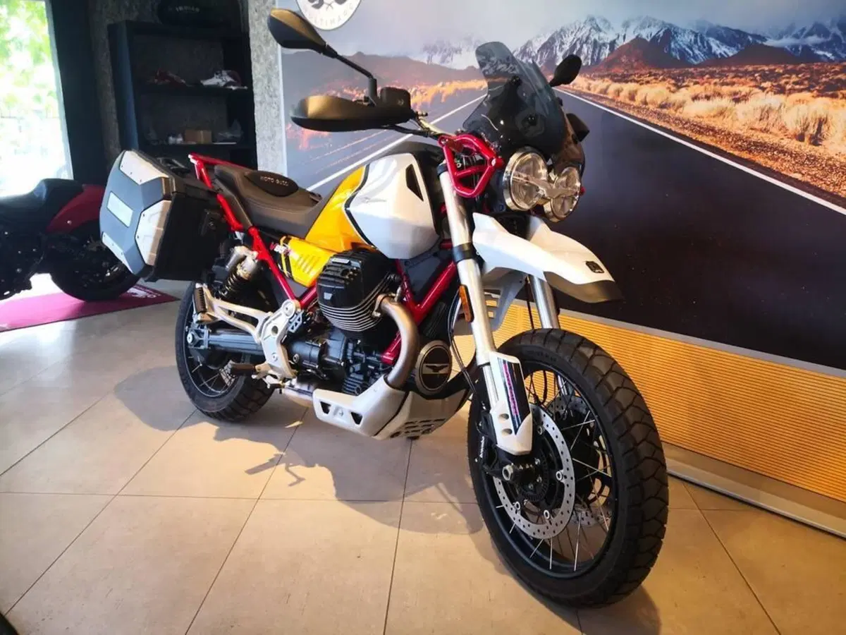 Moto Guzzi V85 TT Evocative Graphics (2021 - 23) (3)