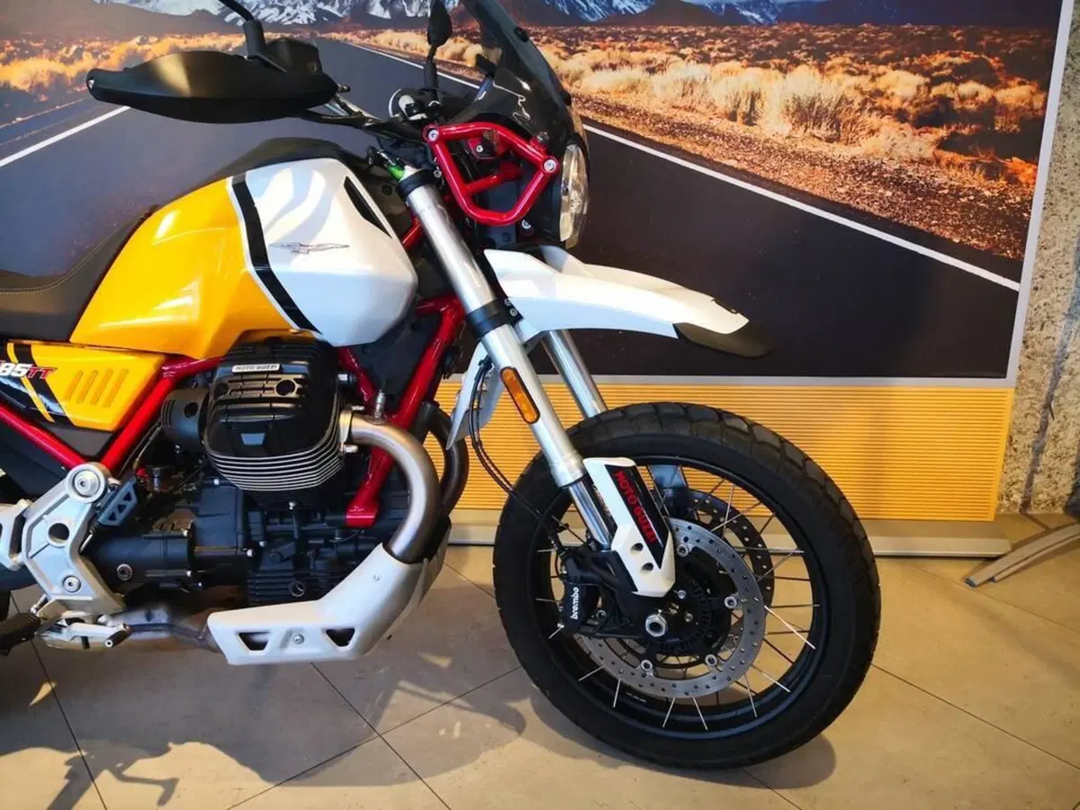 Moto Guzzi V85 TT Evocative Graphics (2021 - 23) (4)