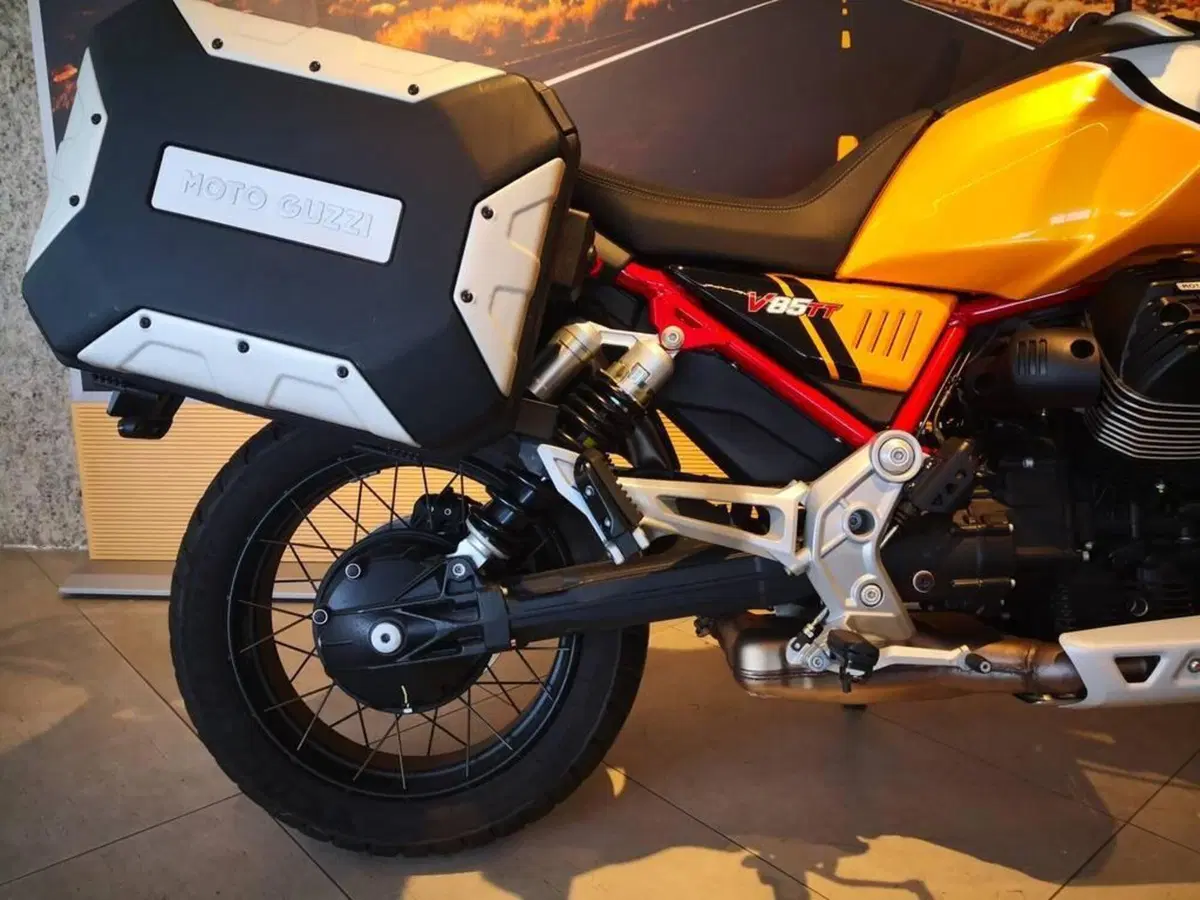Moto Guzzi V85 TT Evocative Graphics (2021 - 23) (5)