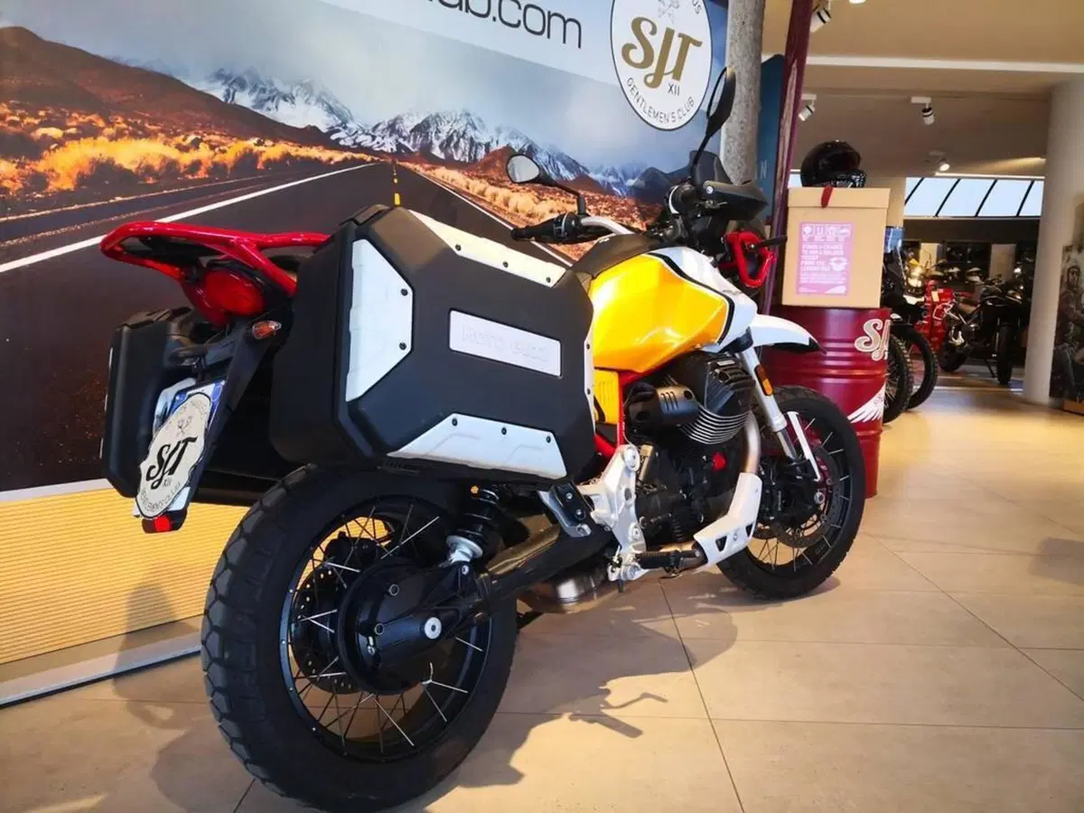 Moto Guzzi V85 TT Evocative Graphics (2021 - 23) (6)