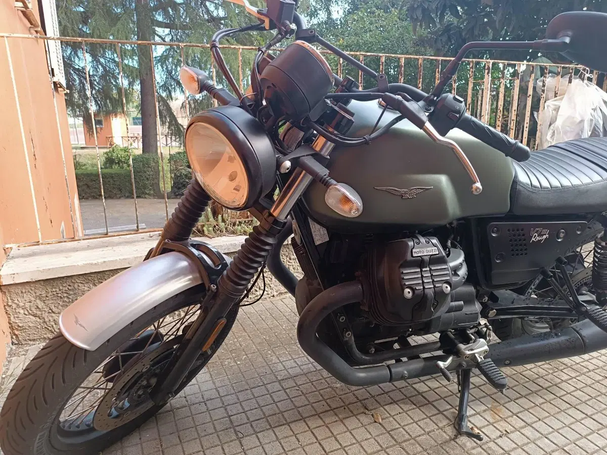 Moto Guzzi V7 III Rough (2018 - 20) (2)