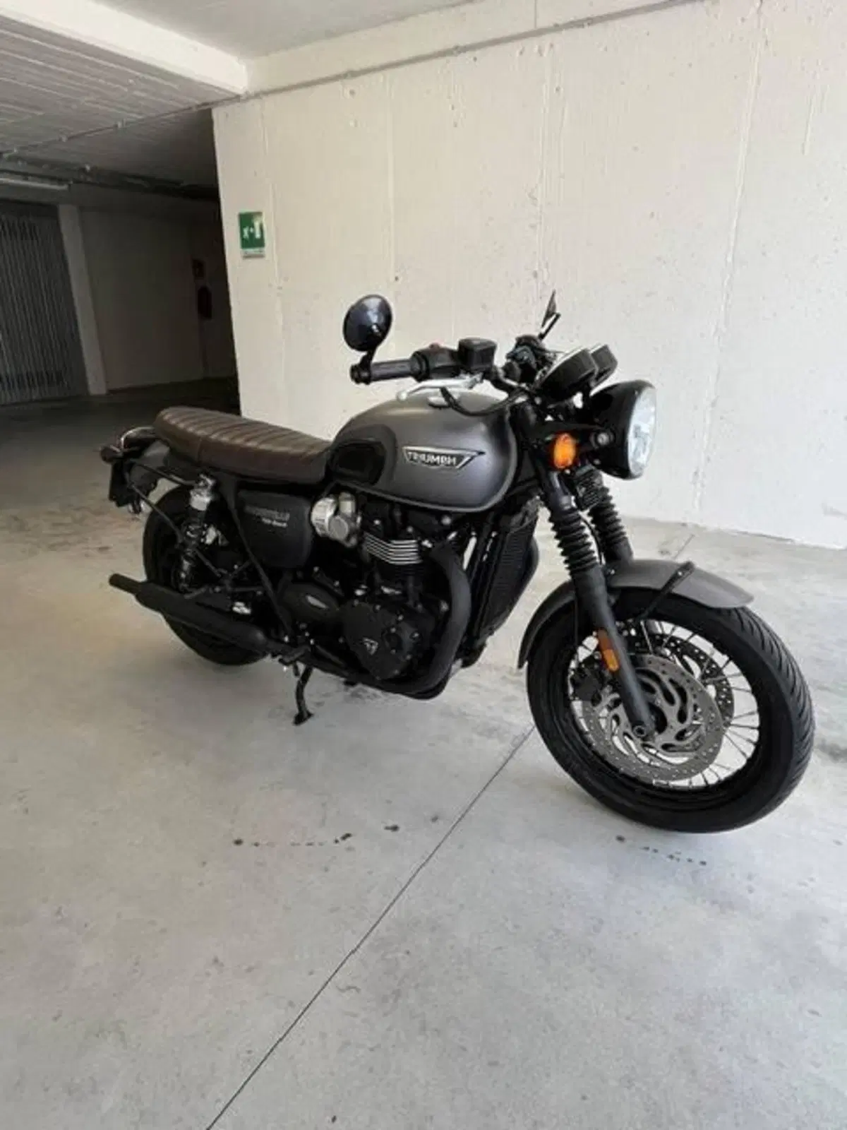 Triumph Bonneville T120 Black (2017 - 20) (4)