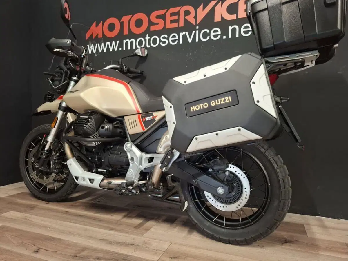 Moto Guzzi V85 TT Centenario (2021 - 22) (3)