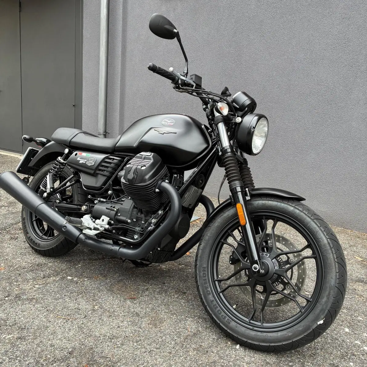 Moto Guzzi V7 III Stone (2017 - 20) (2)