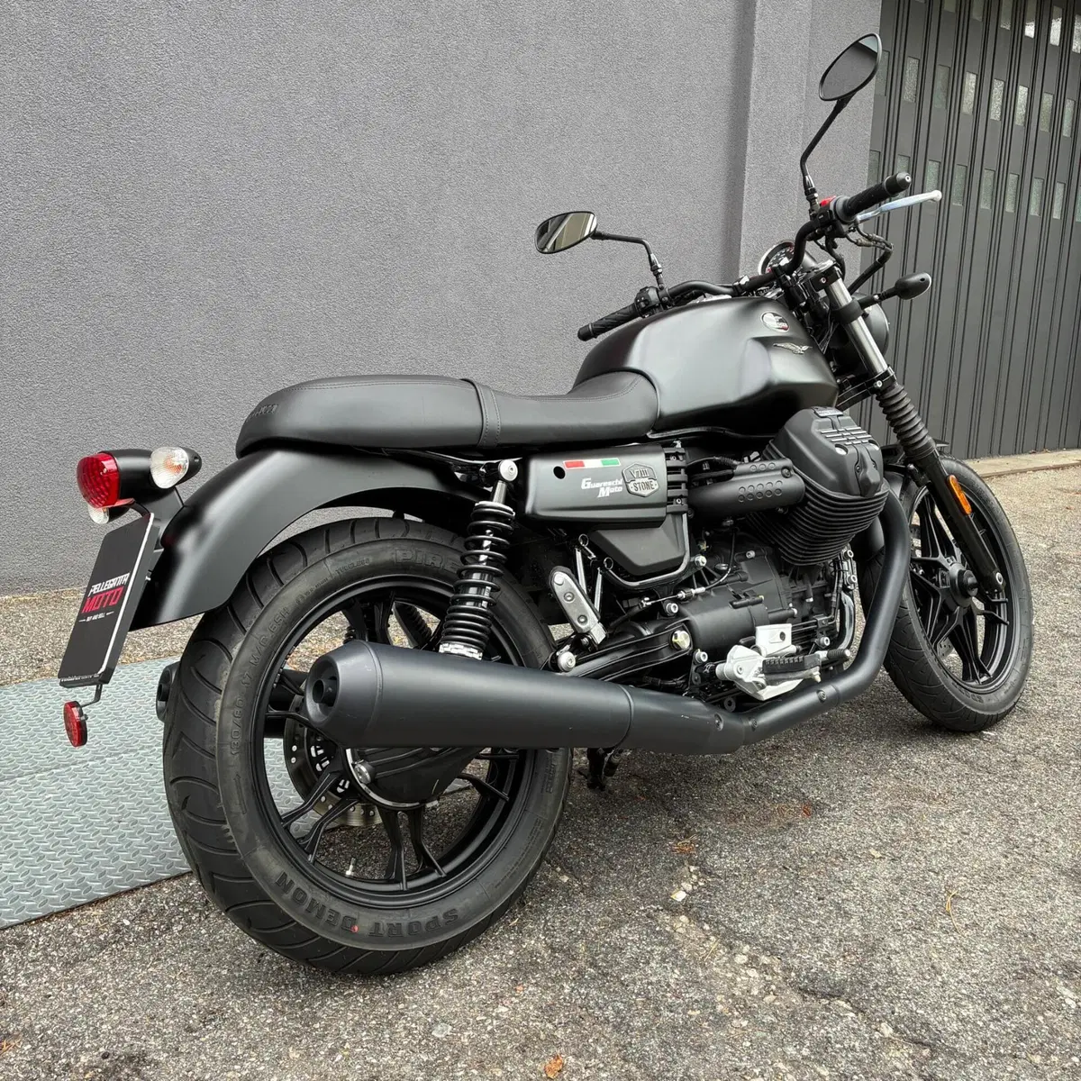 Moto Guzzi V7 III Stone (2017 - 20) (3)