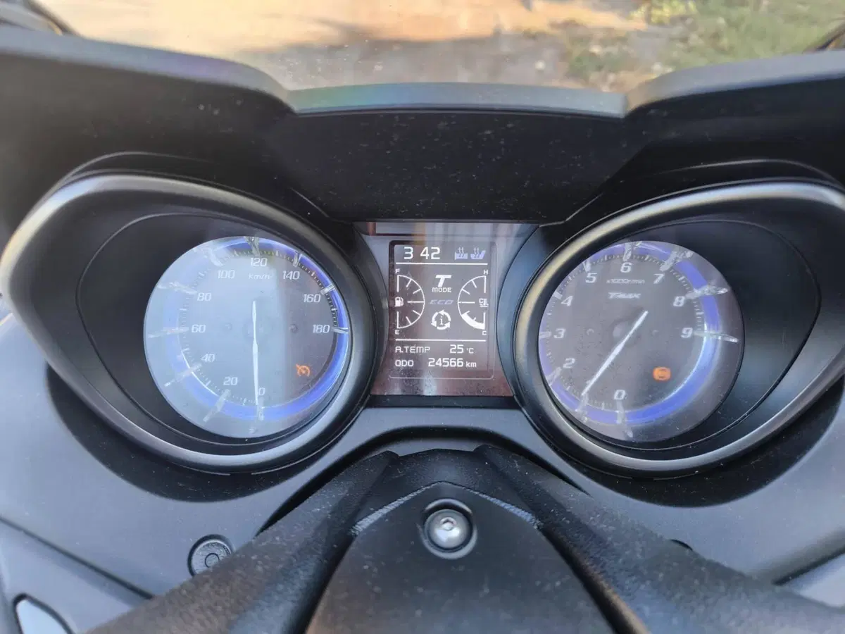 Yamaha T-Max 560 Tech Max (2021) (8)