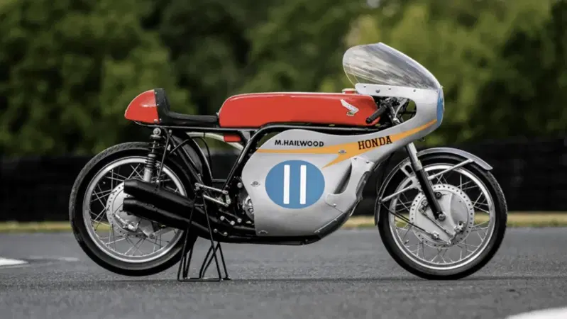 La Honda RC173 di Mike Hailwood all'asta: arriver&agrave; ad un milione di sterline?