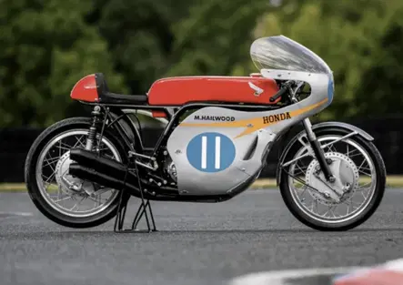 La Honda RC173 di Mike Hailwood all'asta: arriverà ad un milione di sterline?