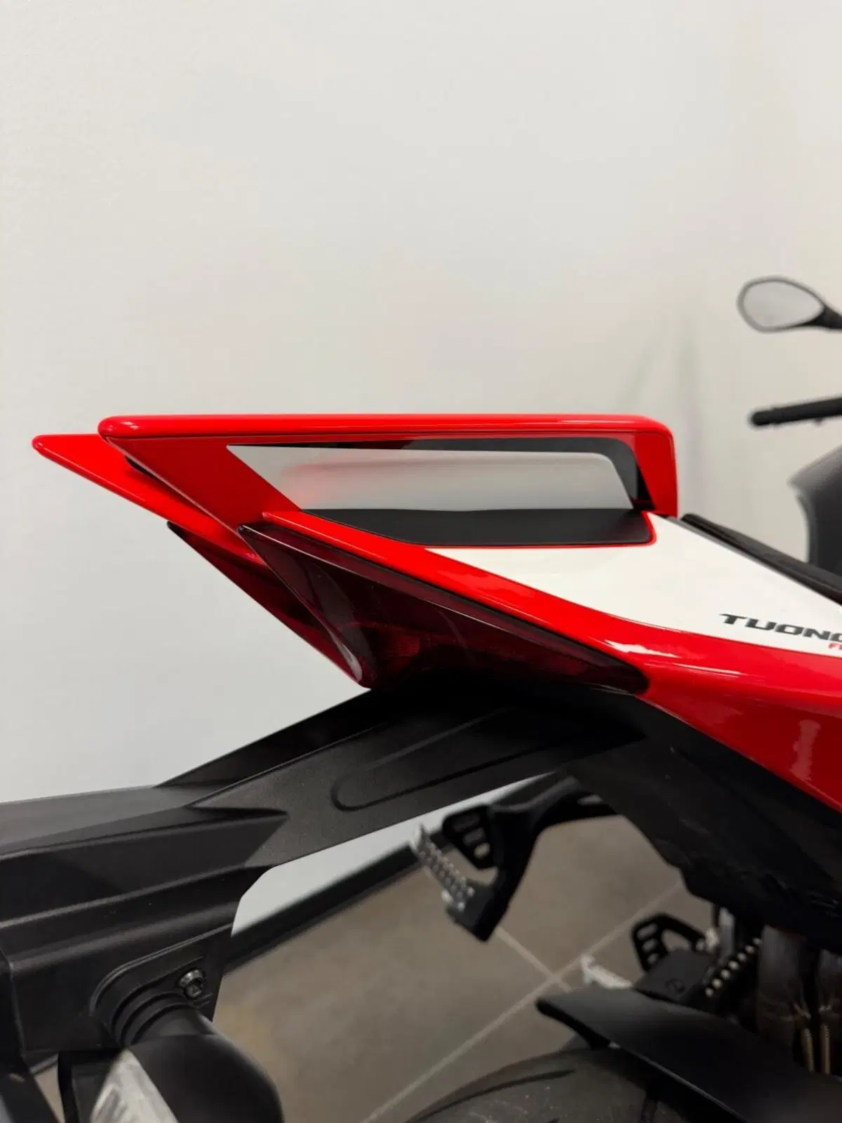 Aprilia Tuono V4 Factory SE-09 SBK (2024) (6)