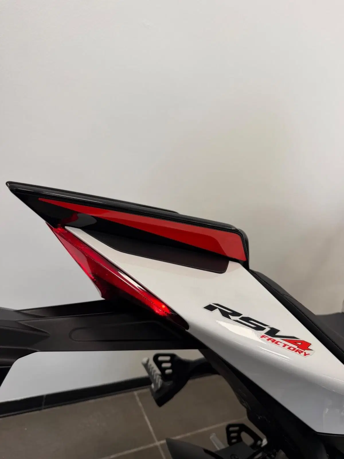 Aprilia RSV4 1100 Factory Speed White (2023 - 24) (14)