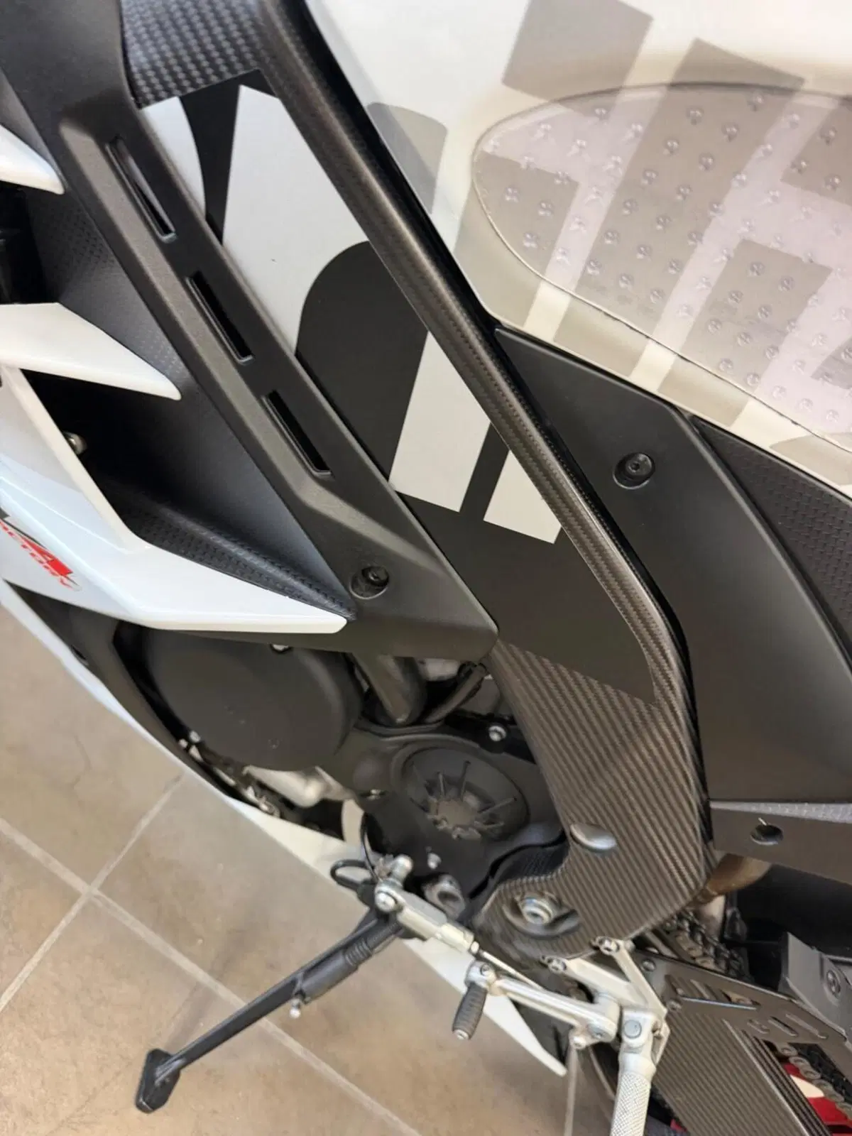 Aprilia RSV4 1100 Factory Speed White (2023 - 24) (20)