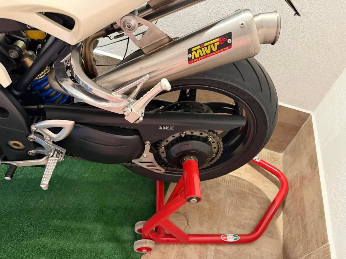 Triumph Speed Triple 1050 (2005 - 11) (4)