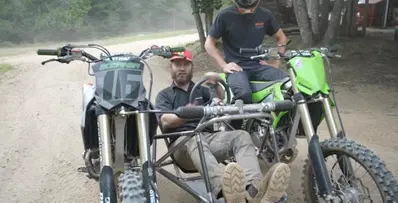 Saldare insieme due Kawasaki KXF per creare un go-kart da sterrato esagerato