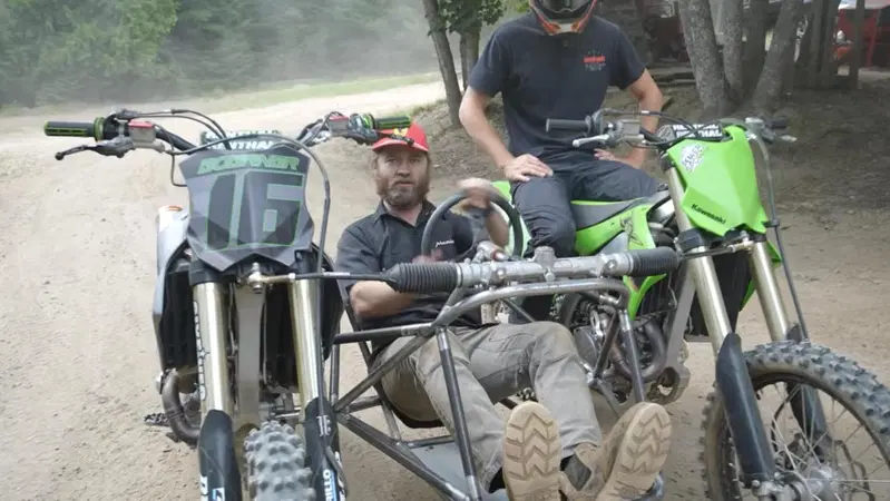 Saldare insieme due Kawasaki KXF per creare un go-kart da sterrato esagerato