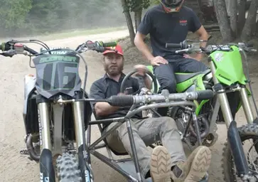 Saldare insieme due Kawasaki KXF per creare un go-kart da sterrato esagerato