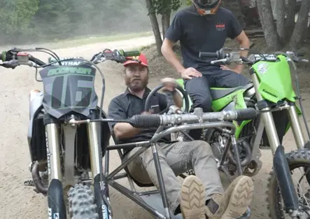 Saldare insieme due Kawasaki KXF per creare un go-kart da sterrato esagerato