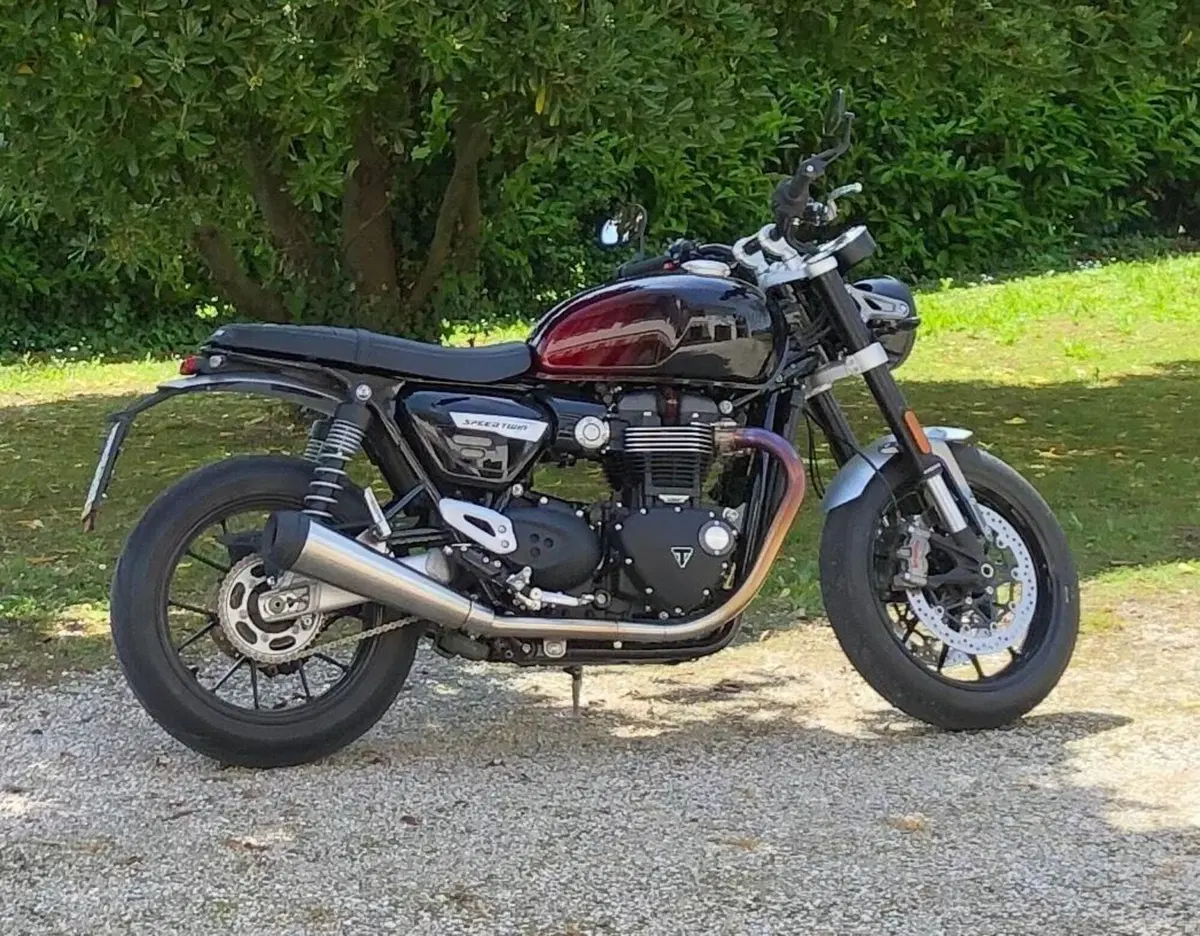 Triumph Speed Twin 1200 Stealth Edition (2024)