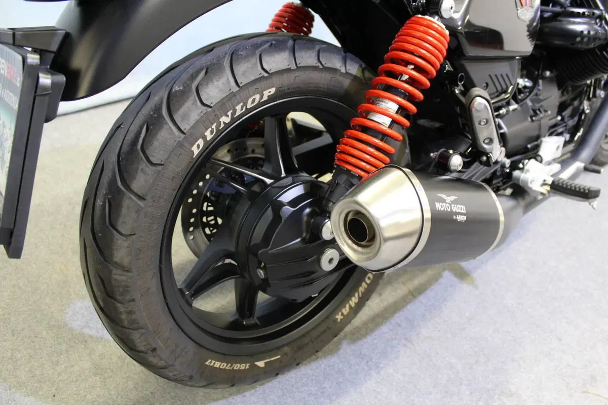 Moto Guzzi V7 Stone Special Edition (2022 - 25) (6)