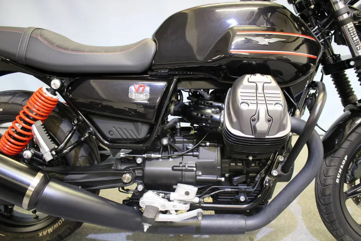 Moto Guzzi V7 Stone Special Edition (2022 - 25) (9)