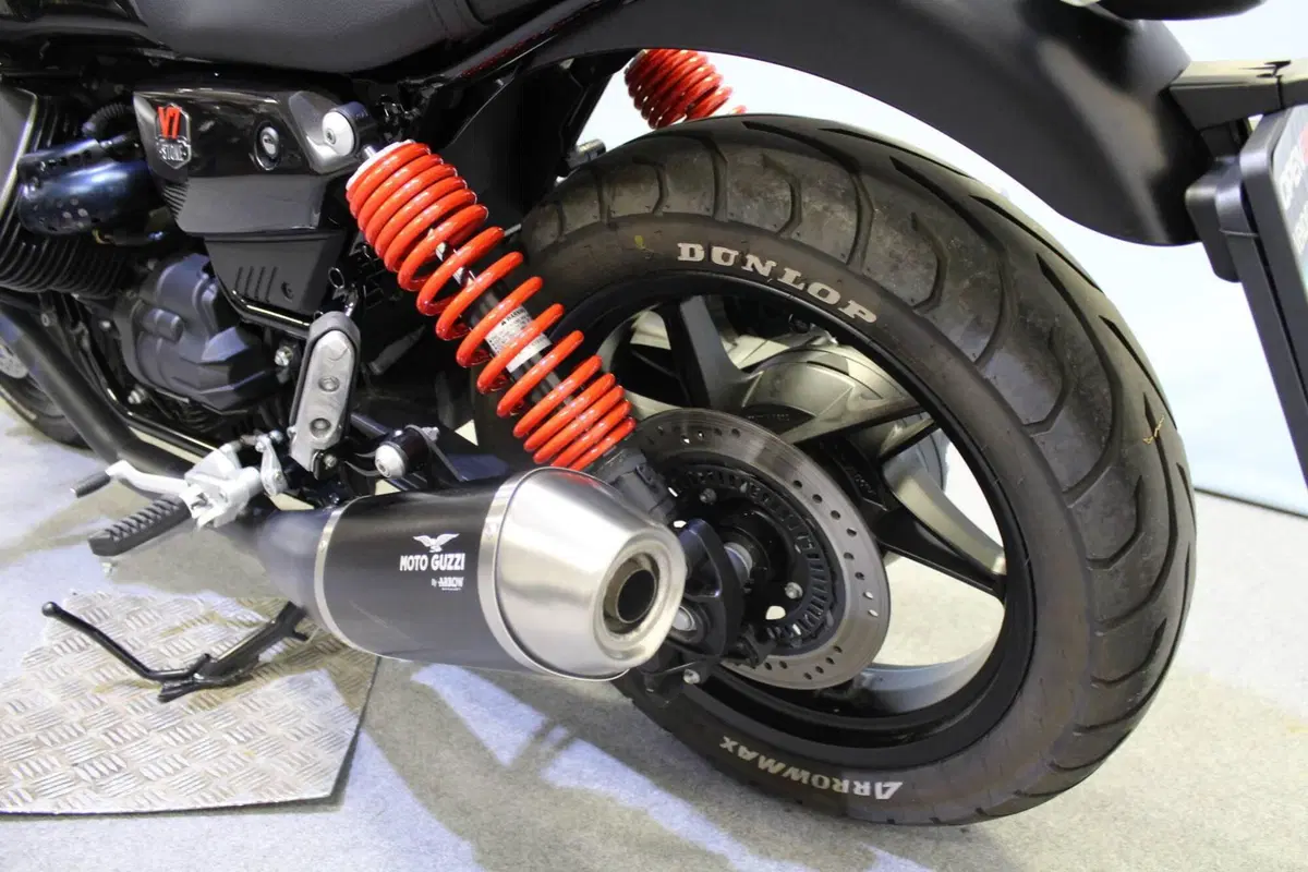 Moto Guzzi V7 Stone Special Edition (2022 - 25) (15)