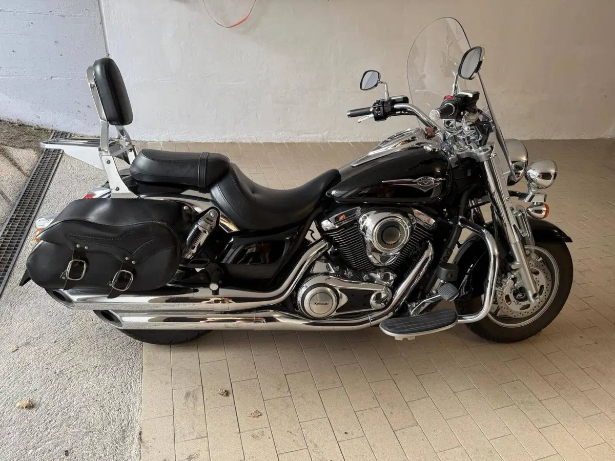 Kawasaki Vulcan VN 1700 Classic Tourer (2009 - 11) (2)