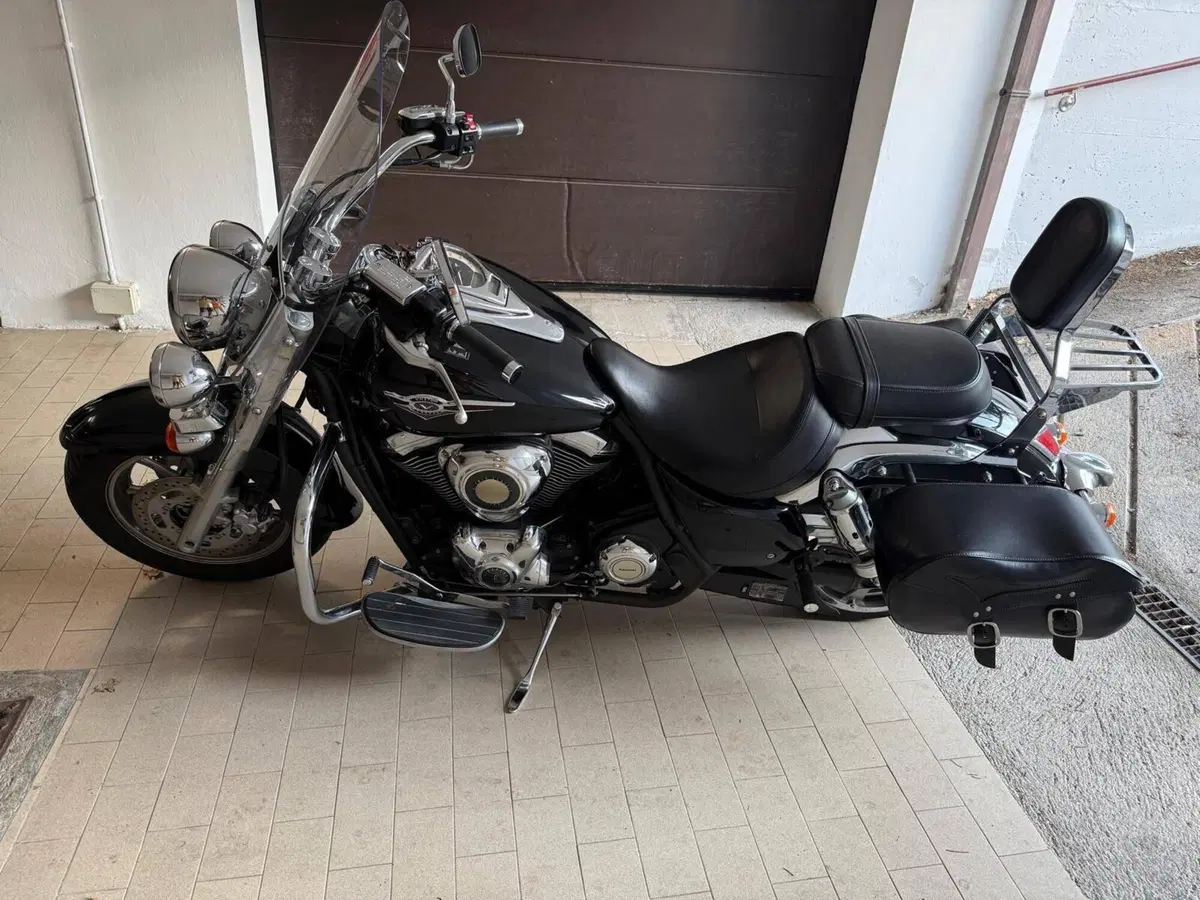 Kawasaki Vulcan VN 1700 Classic Tourer (2009 - 11) (3)