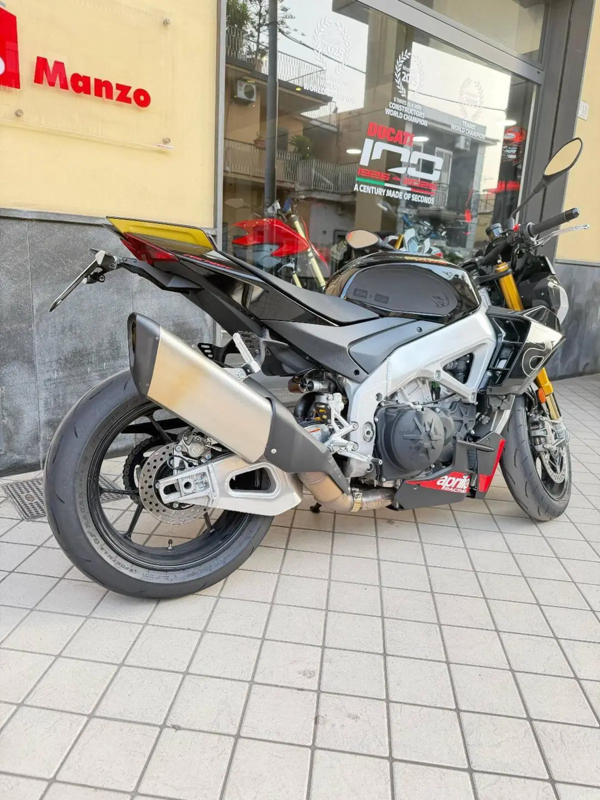 Aprilia Tuono V4 Factory (2021 - 24) (2)