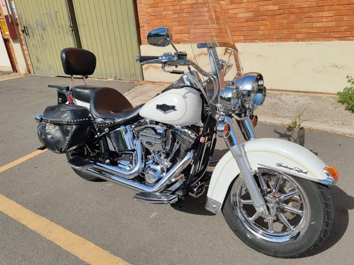 Harley-Davidson 1584 Heritage Classic (2008 - 10) - FLSTC (11)