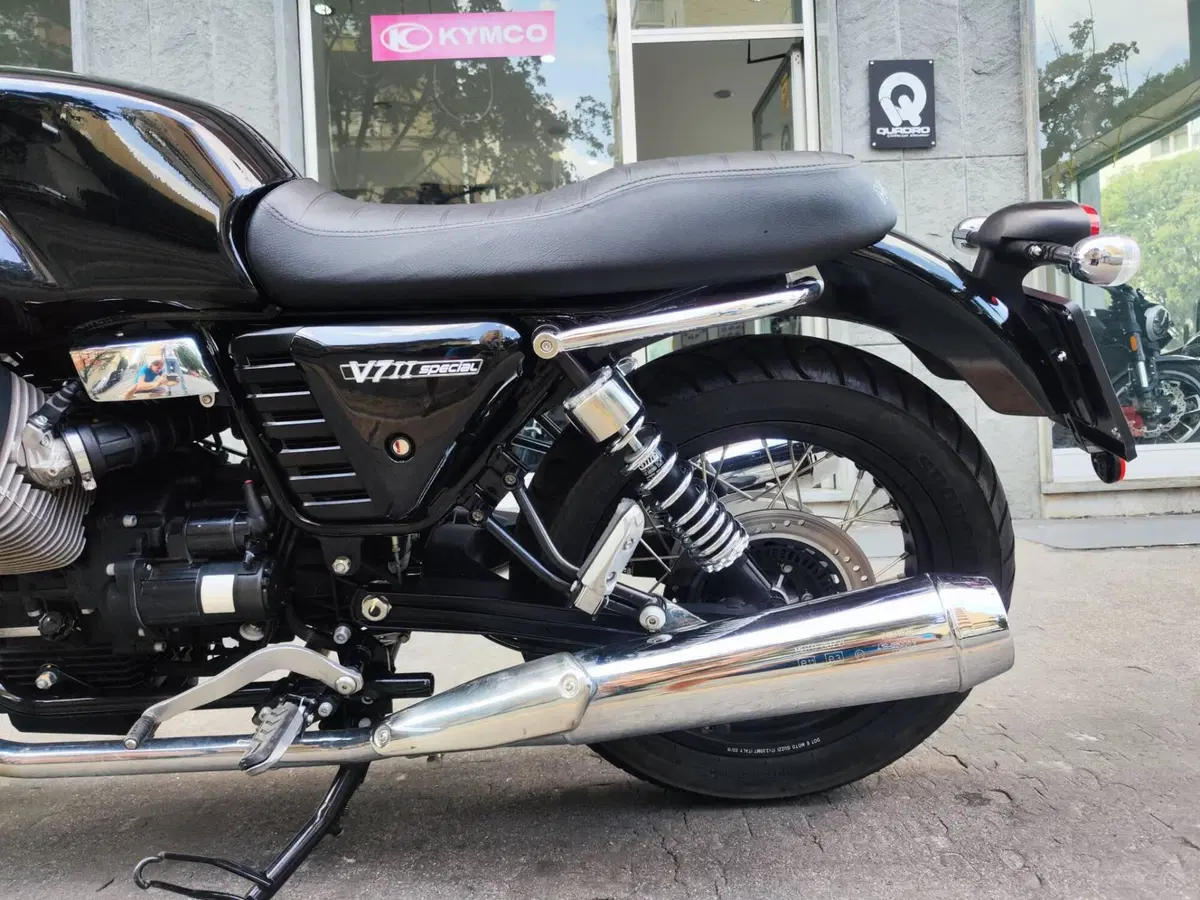Moto Guzzi V7 II Special (2015 - 17) (4)
