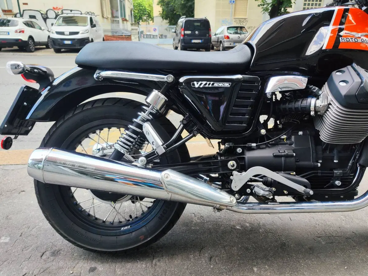 Moto Guzzi V7 II Special (2015 - 17) (6)