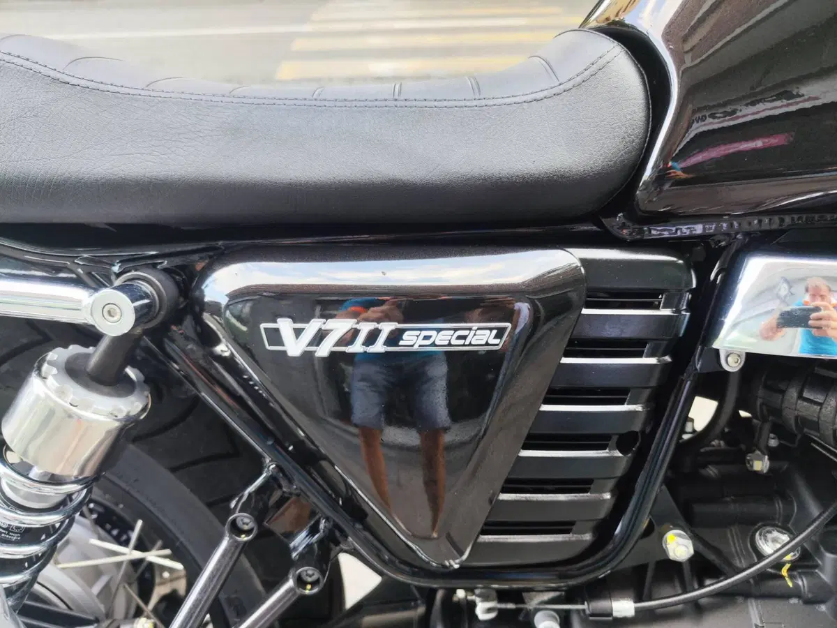Moto Guzzi V7 II Special (2015 - 17) (12)