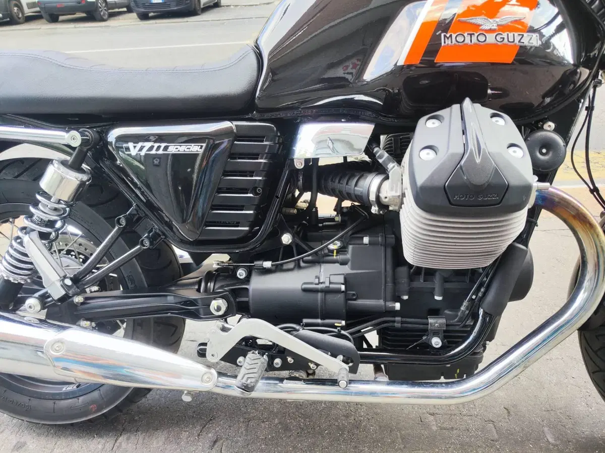 Moto Guzzi V7 II Special (2015 - 17) (18)