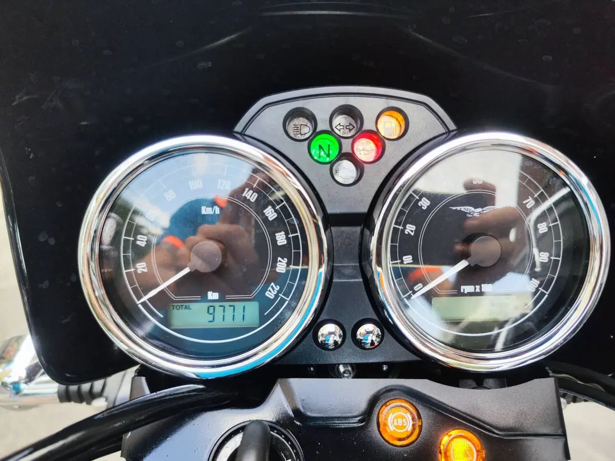 Moto Guzzi V7 II Special (2015 - 17) (13)
