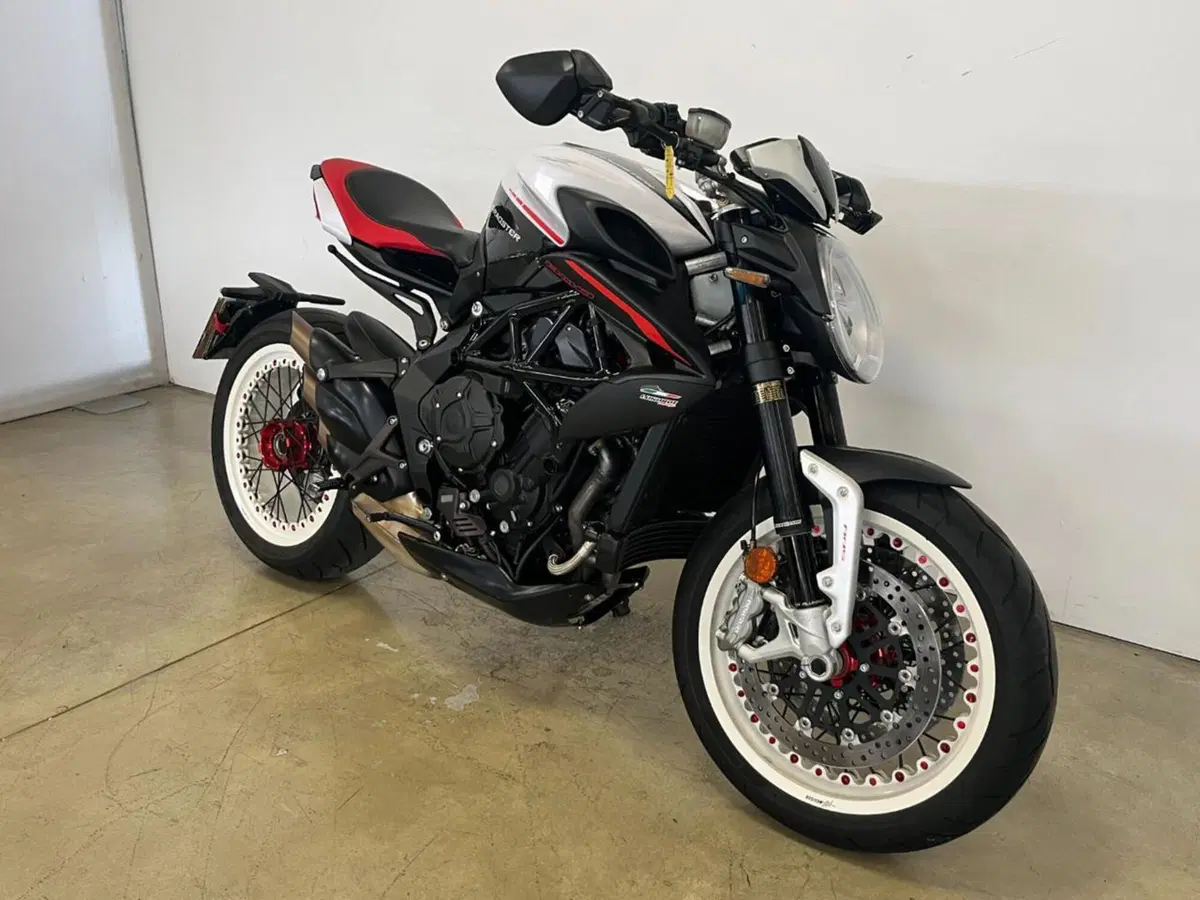 MV Agusta Dragster 800 (2014 - 19) (2)