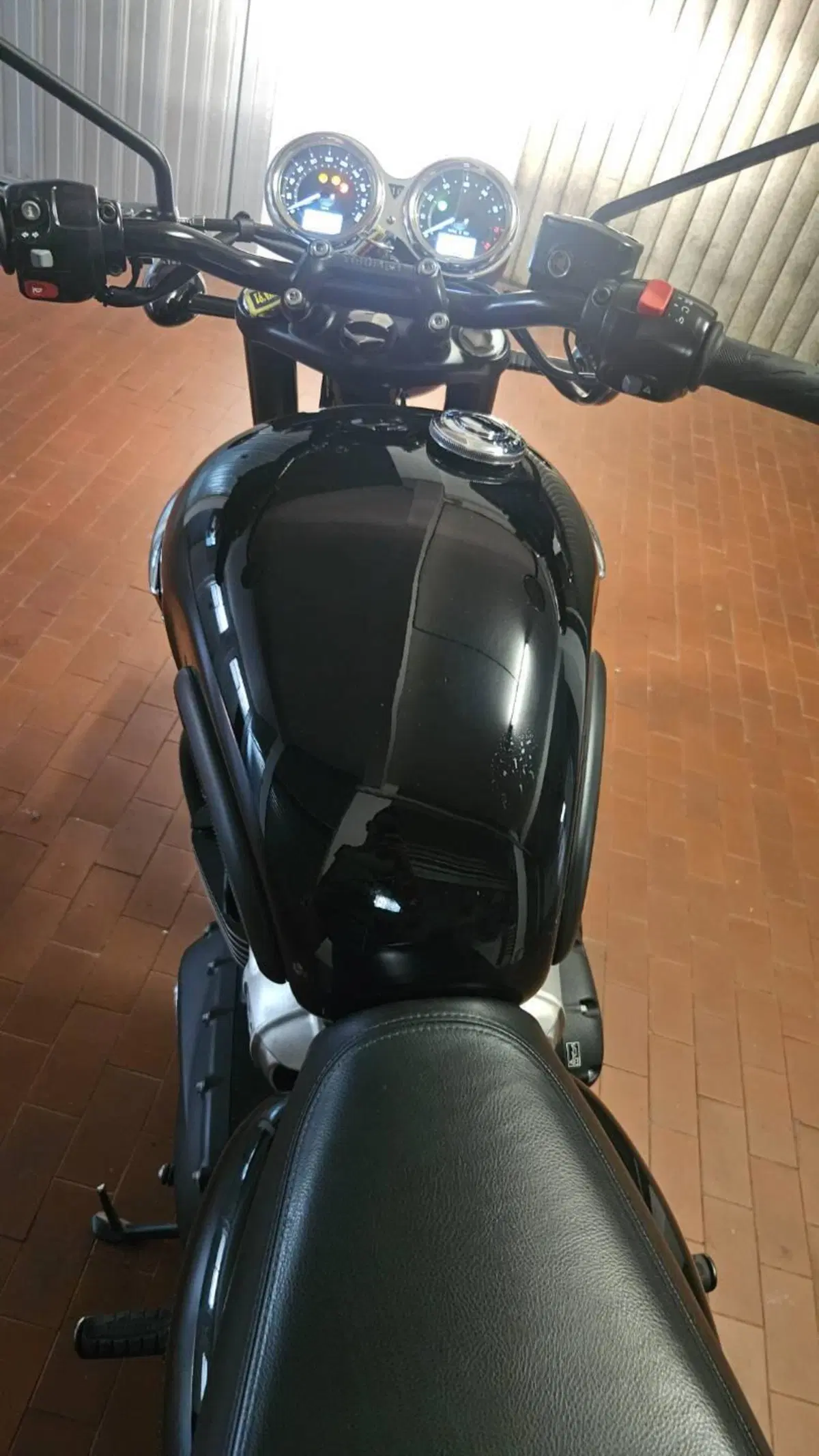 Triumph Bonneville T100 Black (2017 - 20) (4)