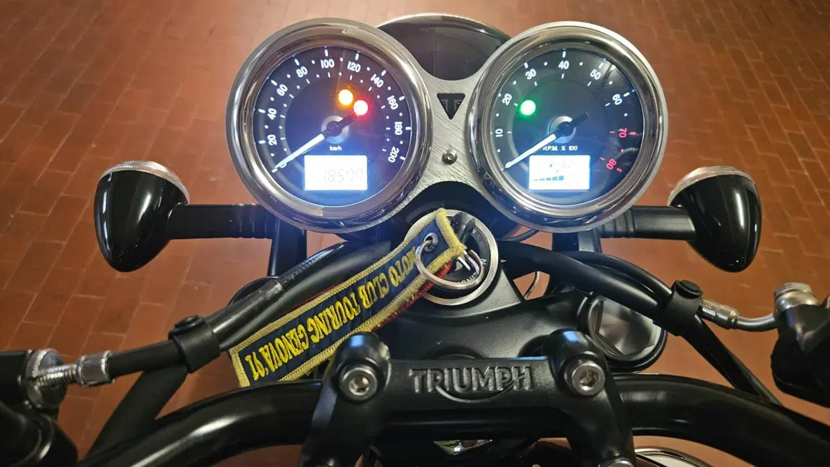 Triumph Bonneville T100 Black (2017 - 20) (6)