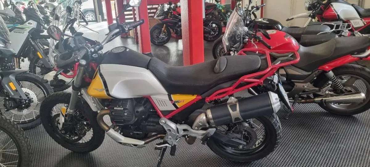 Moto Guzzi V85 TT Evocative Graphics (2019 - 20) (2)