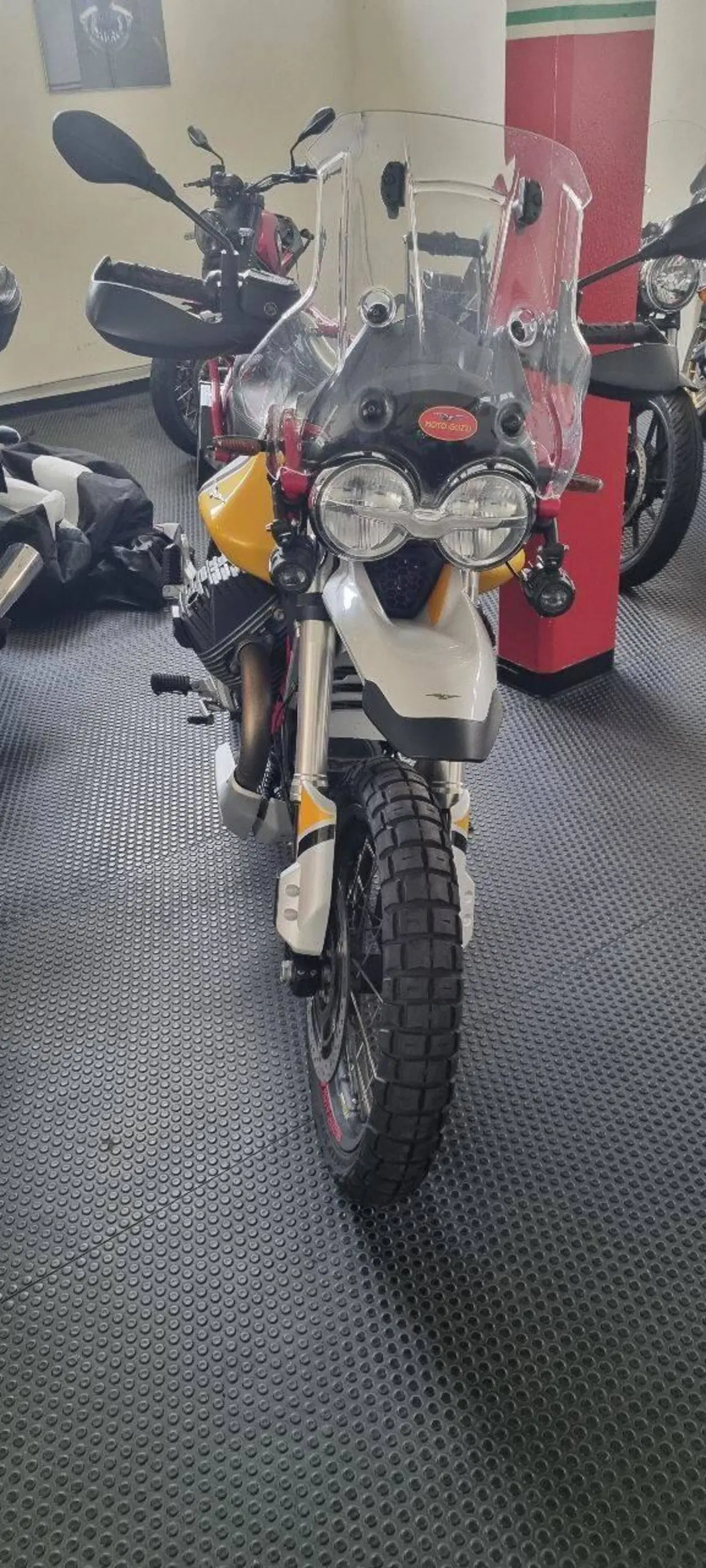 Moto Guzzi V85 TT Evocative Graphics (2019 - 20) (3)