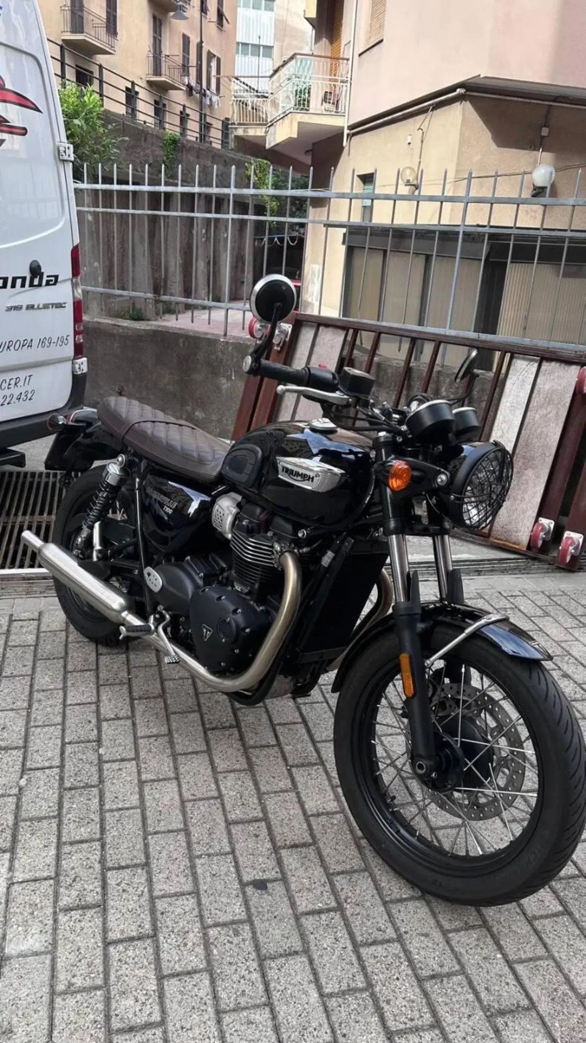 Triumph Bonneville T100 (2021 - 25) (4)